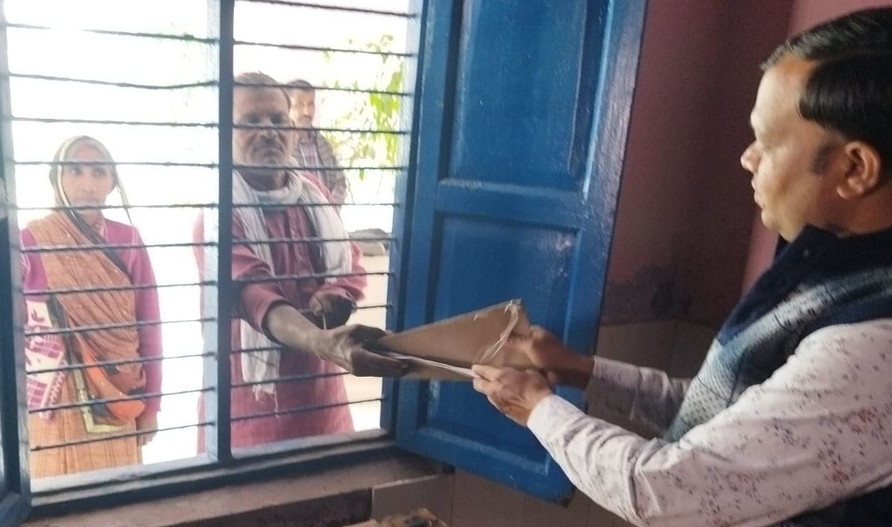 देवमई ब्लाक में ग्राम पंचायत सदस्य का नामांकन करते प्रत्याशी। संवाद