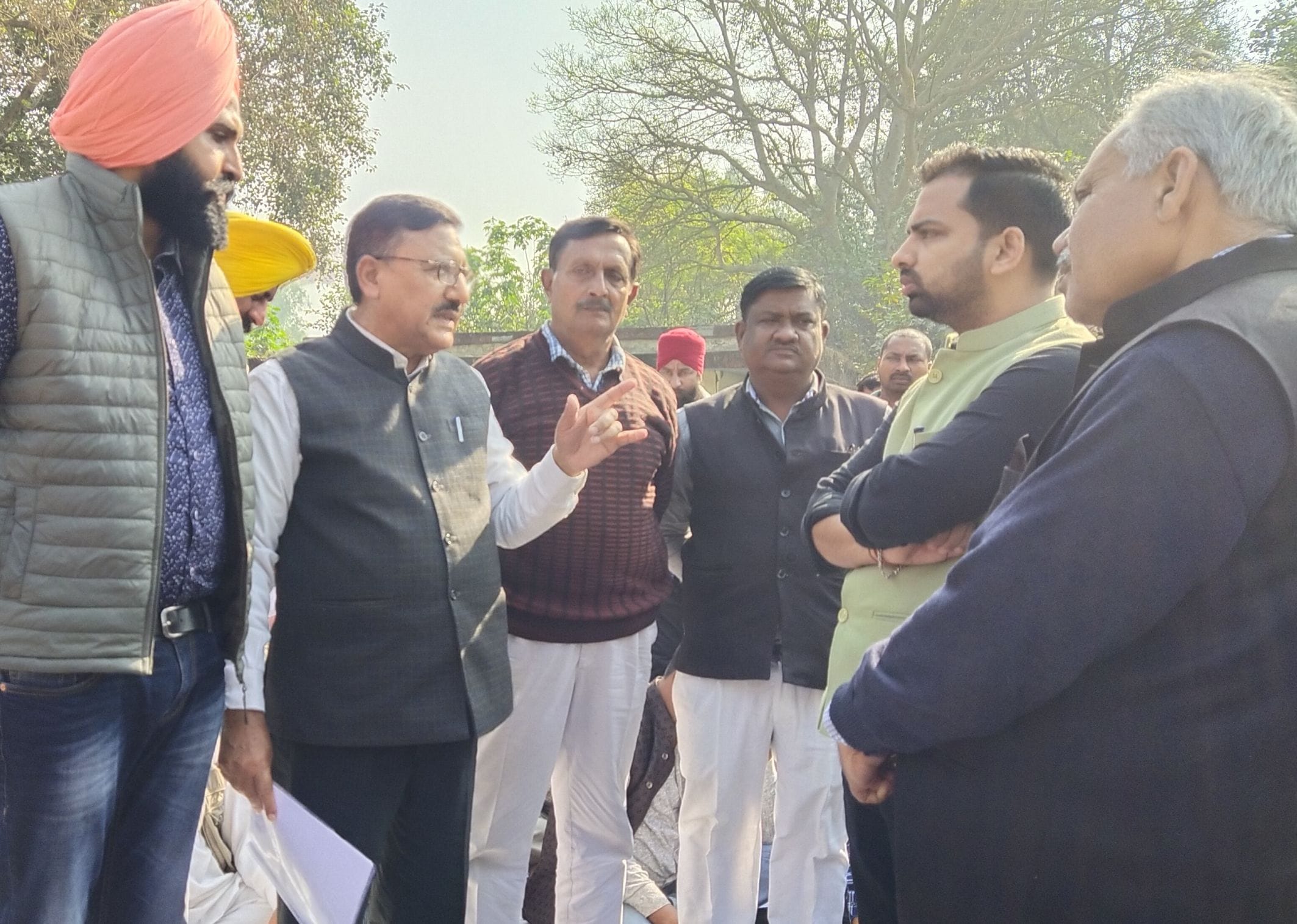 सितारगंज चीनी मिल में अधिकारियों से मिल उत्पादन ठप के कारणों की जानकारी लेते किसान। सितारगंज चीनी मिल में अधिकारियों से मिल उत्पादन ठप के कारणों की जानकारी लेते किसान।