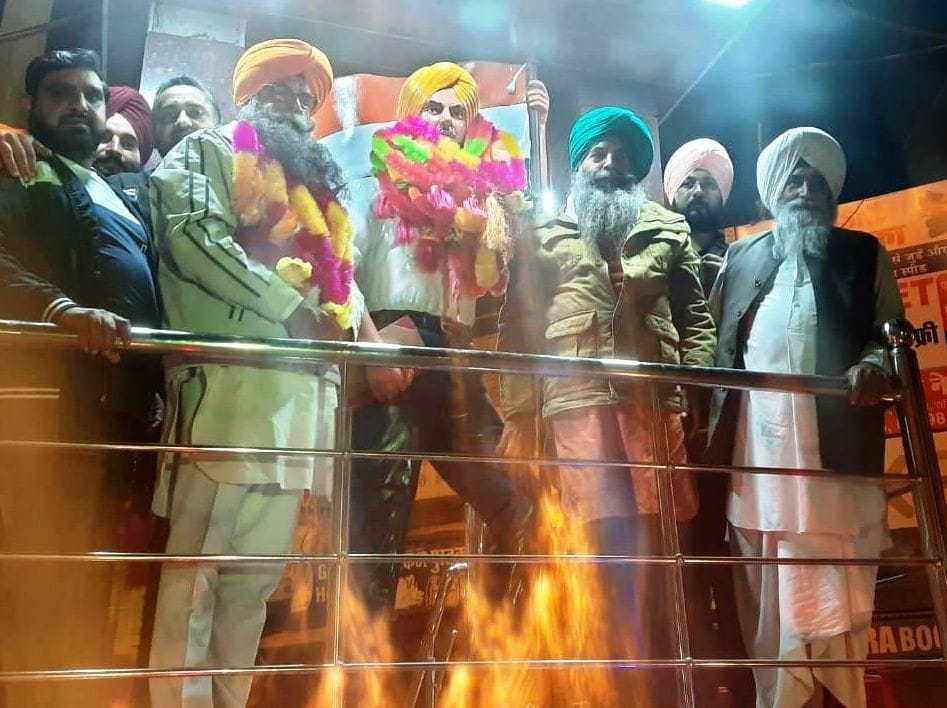शहीद भगत सिंह की प्रतिमा पर माल्यार्पण करते किसान नेता व अन्य।