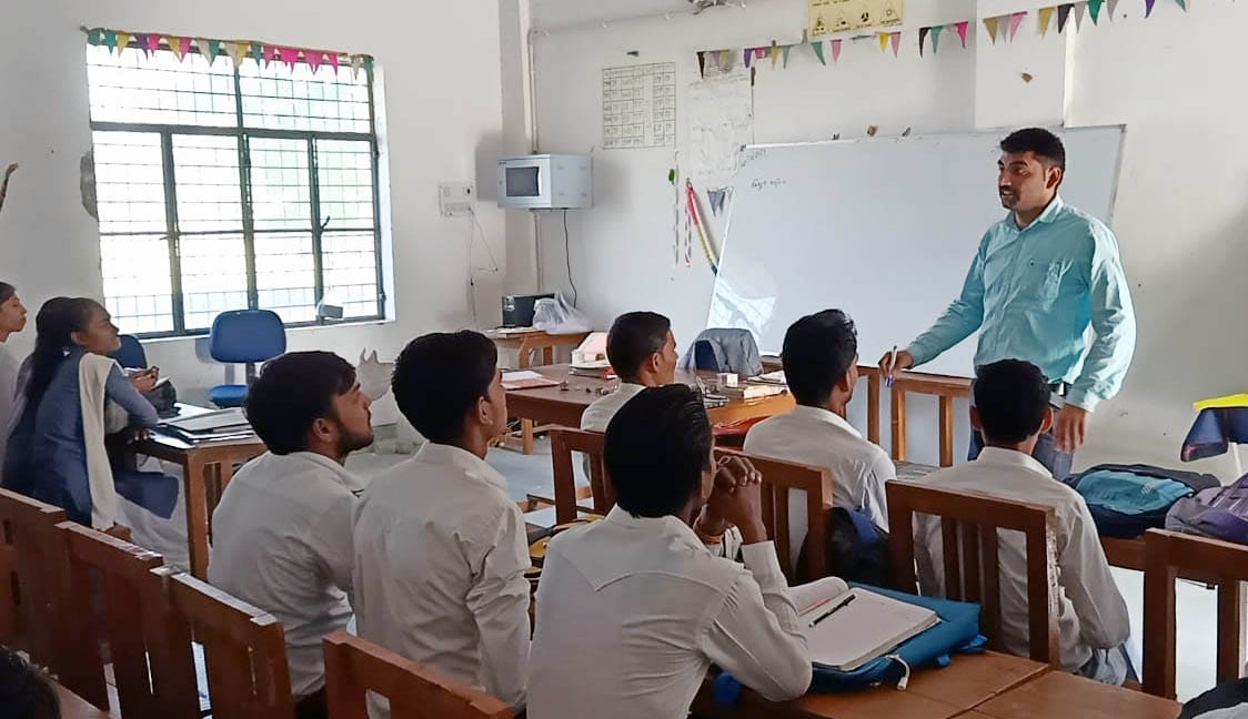 सरीला आईटीआई कालेज में छात्रों को पढ़ाते प्रवक्ता। सरीला आईटीआई कालेज में छात्रों को पढ़ाते प्रवक्ता।