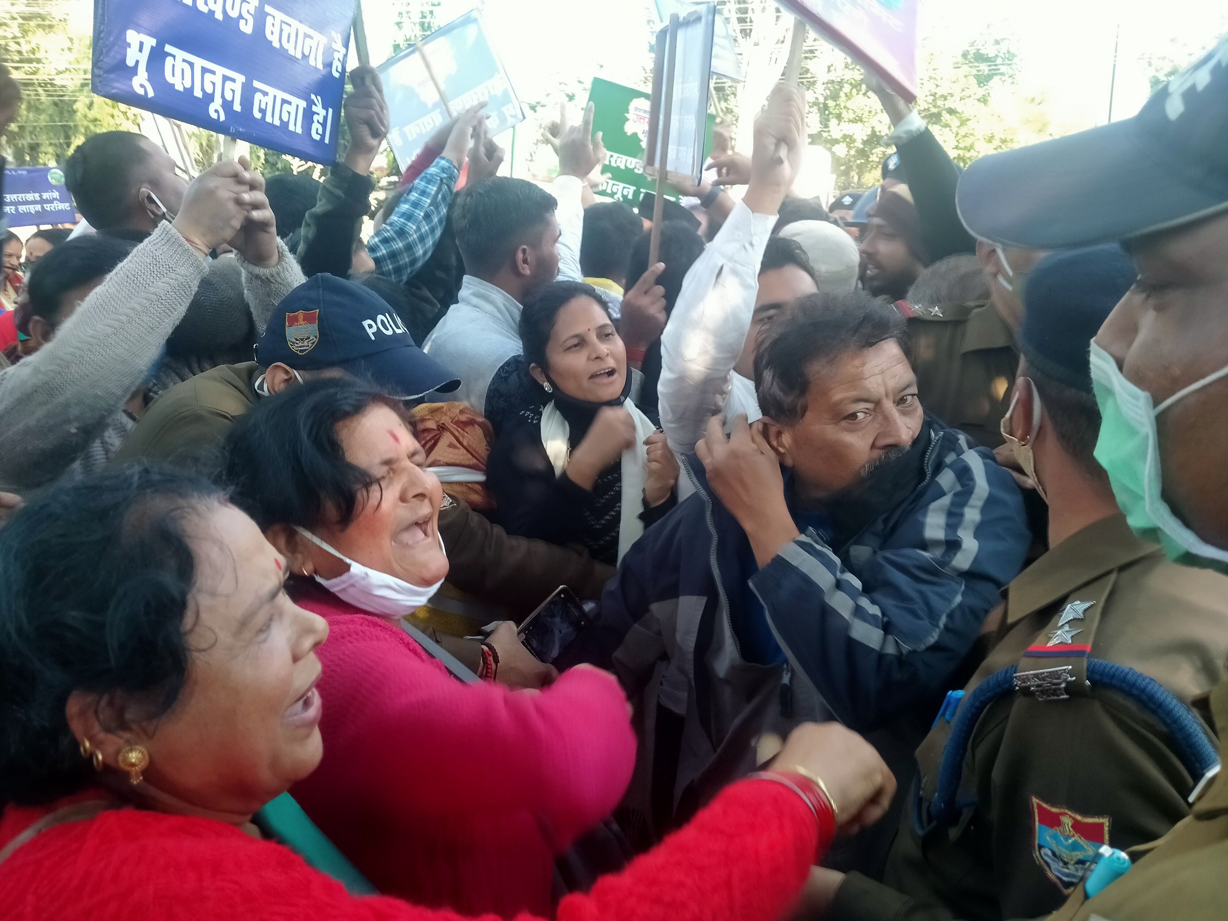 भू कानून की मांग को लेकर विधानसभा कूच करने जा रहे हैं राज्य आंदोलनकारियों व पुलिस के बीच में धक्क?