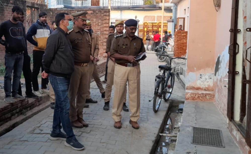 लापता बच्चे के घर के बाहर खड़े एसपी ग्रामीण ओमवीर सिंह लापता बच्चे के घर के बाहर खड़े एसपी ग्रामीण ओमवीर सिंह