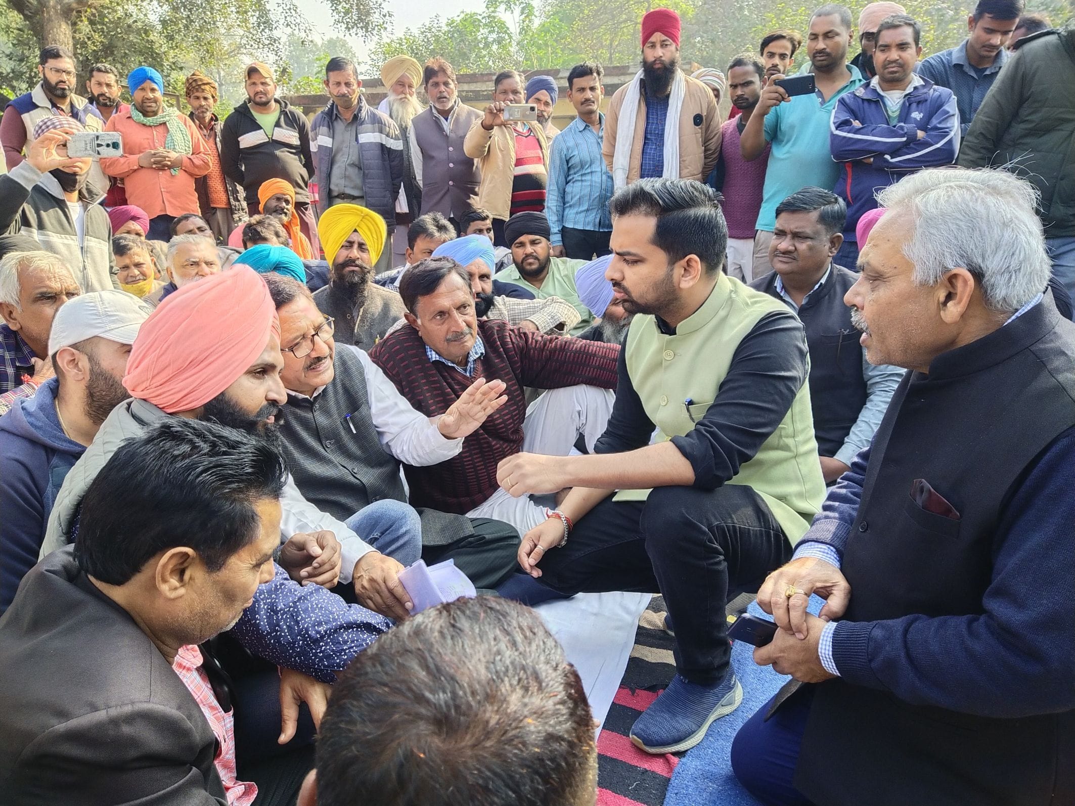 सितारगंज चीनी मिल में धरने पर बैठे किसानों से वार्ता करते एसडीएम तुषार सैनी। सितारगंज चीनी मिल में धरने पर बैठे किसानों से वार्ता करते एसडीएम तुषार सैनी।