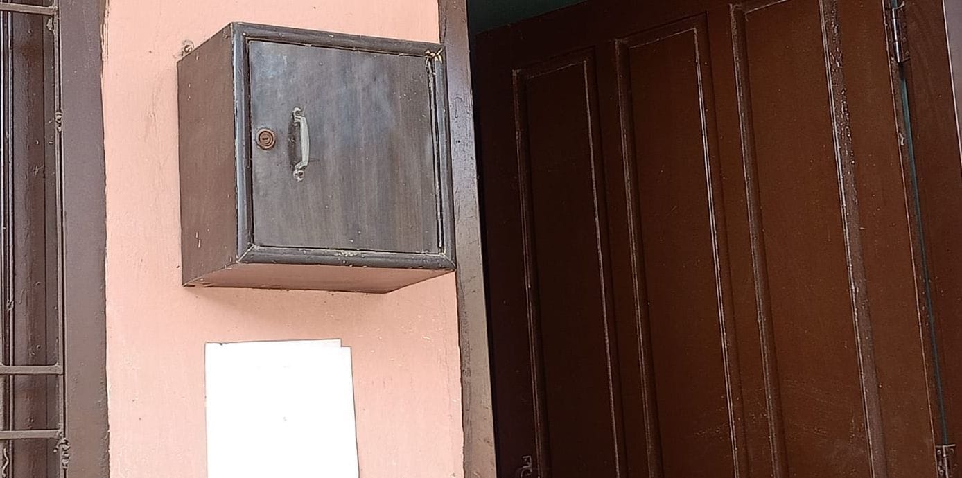 विद्यालय में बिना नाम के लगी पेटिका। विद्यालय में बिना नाम के लगी पेटिका।