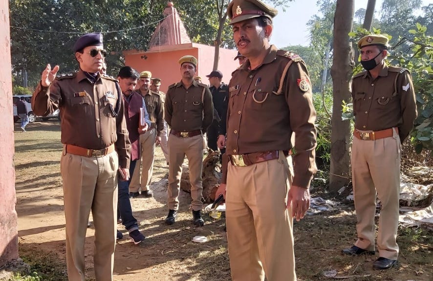 नांगलसोती में पुजारी हत्याकांड की जानकरी करते एसपी डॉ.धर्मवीर सिंह।