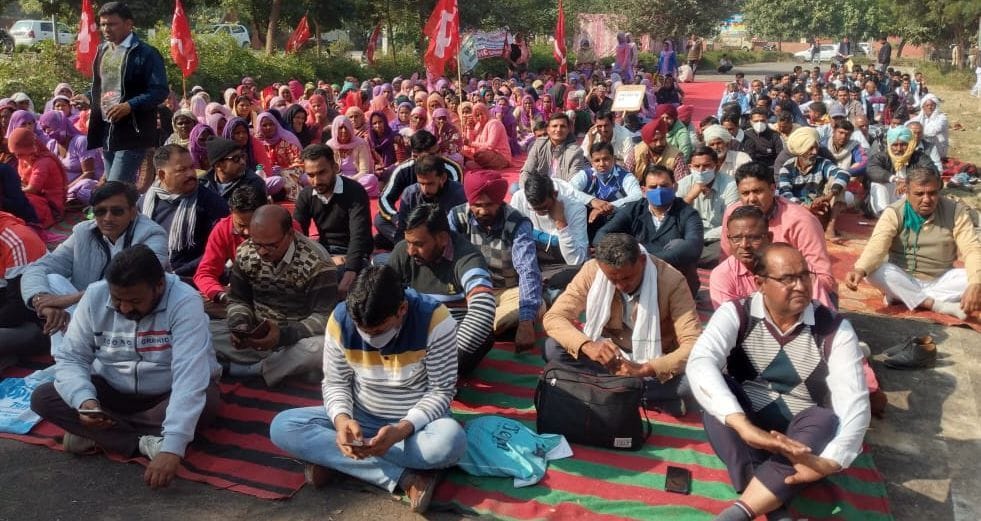 लघु सचिवालय के समक्ष धरना देकर बैठे कर्मचारी। लघु सचिवालय के समक्ष धरना देकर बैठे कर्मचारी।