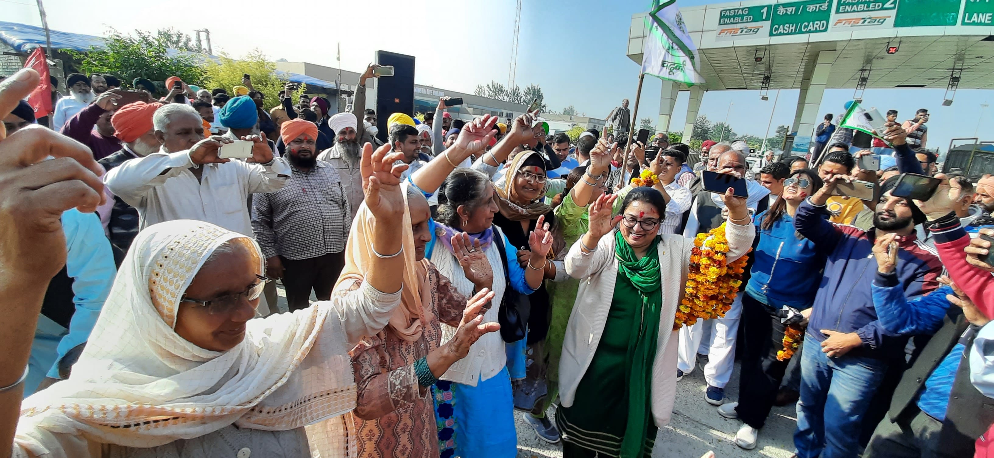 मिल्क माजरा टोल प्लाजा पर नाचकर जीत का जश्न मनातीं महिलाएं। संवाद मिल्क माजरा टोल प्लाजा पर नाचकर जीत का जश्न मनातीं महिलाएं। संवाद