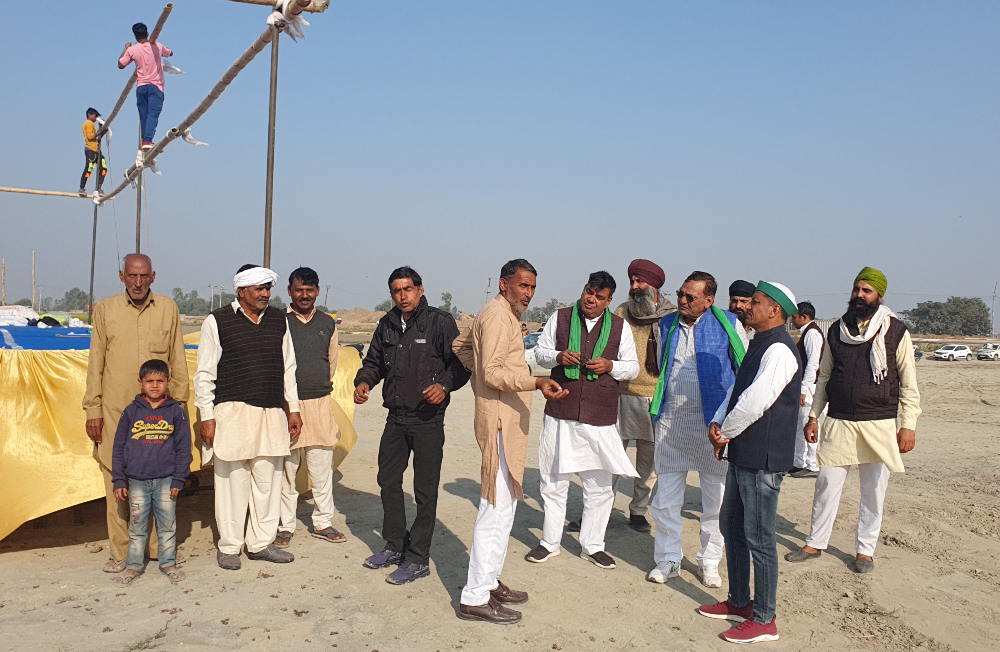 कैराना में होने वाली किसान महापंचायत से पूर्व तैयारियों का जायजा लेते भाकियू कार्यकर्ता