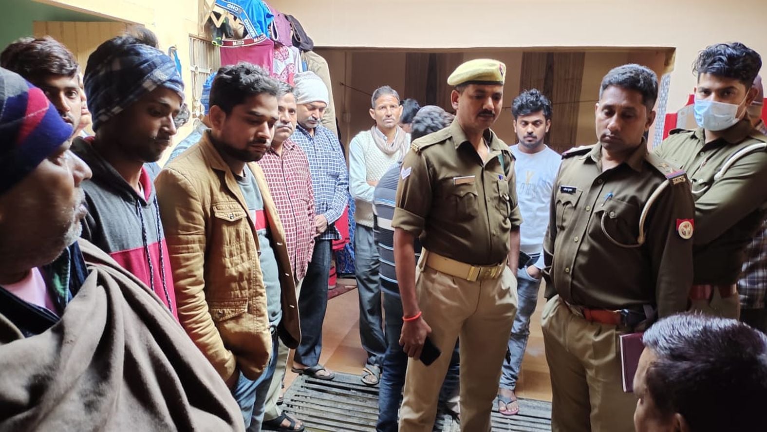 गोविंद कौशल के परिजनों से पूछताछ करते पुलिस कर्मी। संवाद