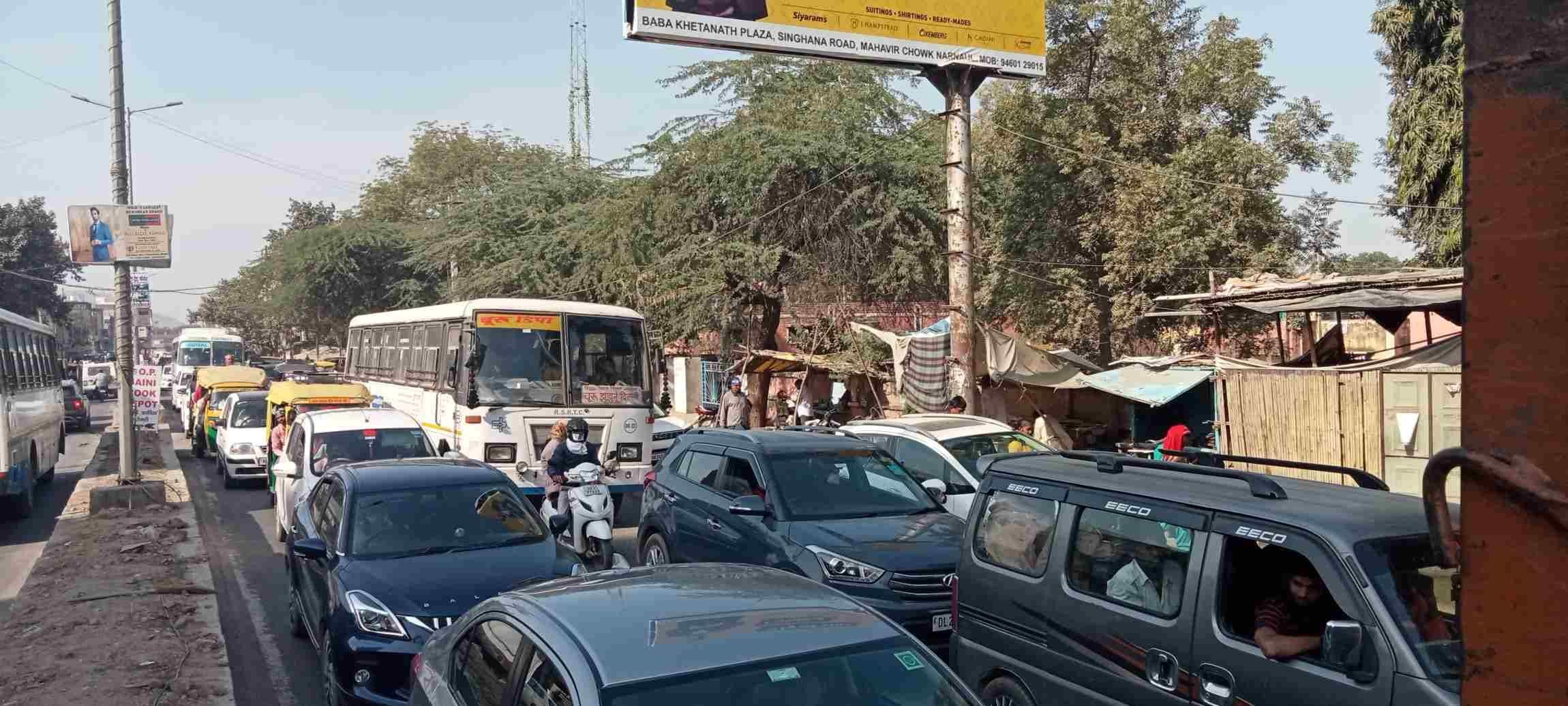 परीक्षा के चलते महावीर चौक पर लगा जाम। संवाद परीक्षा के चलते महावीर चौक पर लगा जाम। संवाद