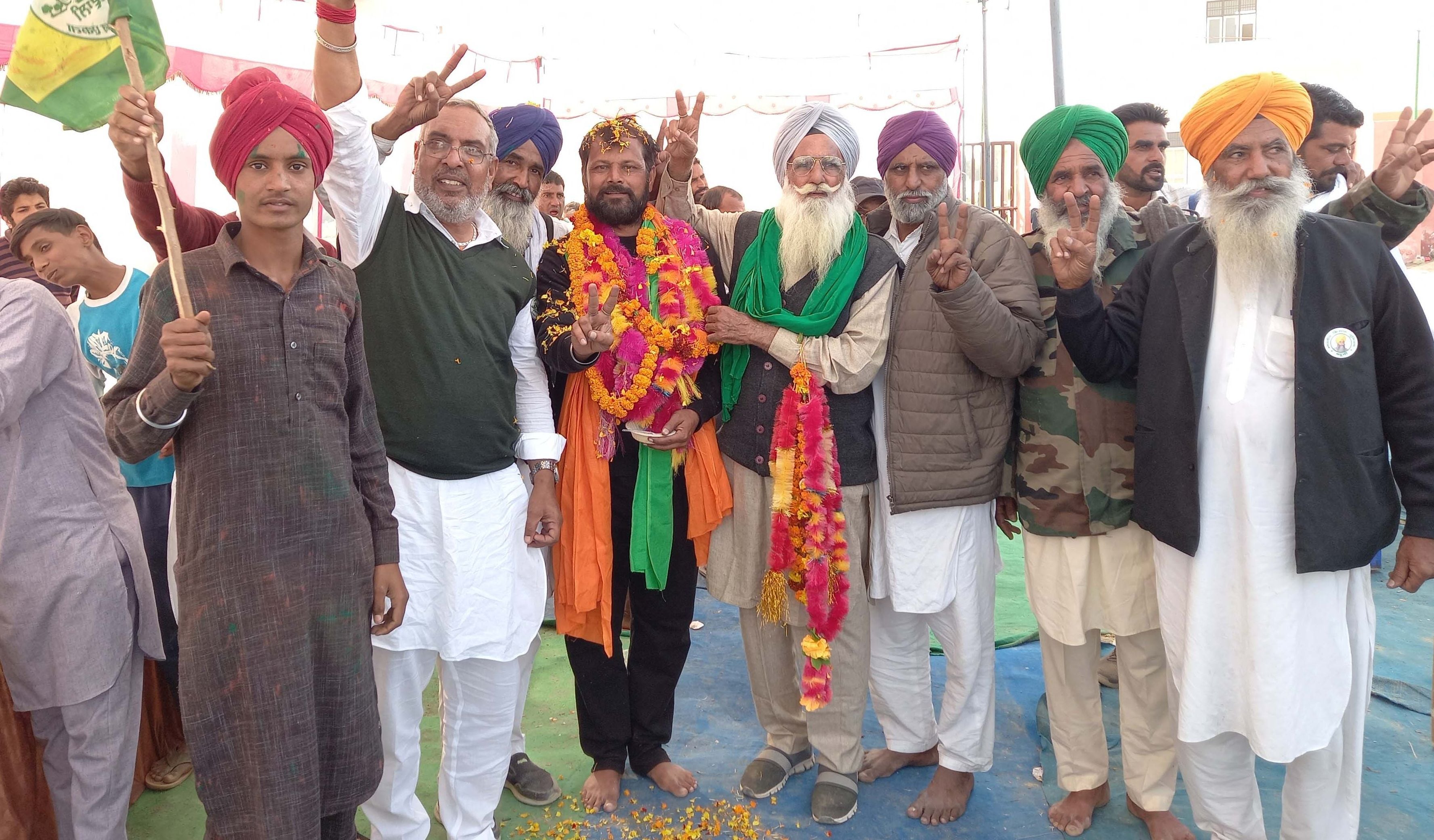 धरने से लौटे किसानों का स्वागत करते ओढां के किसान। 