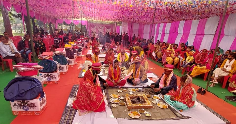 किरतपुर में  मुख्यमंत्री सामूहिक विवाह में शामिल जोड़े।