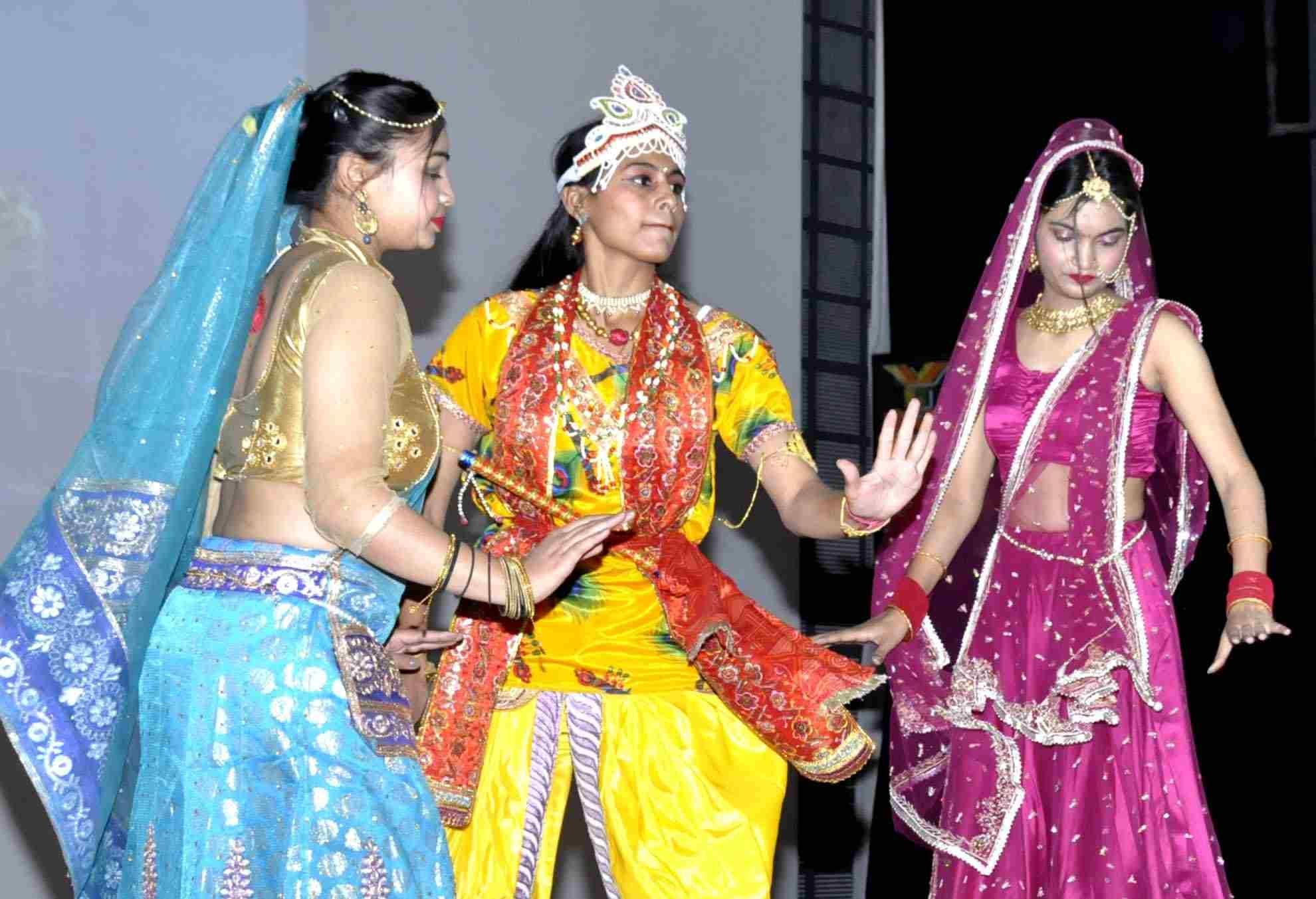  गीता महोत्सव पर सांस्कृतिक कार्यक्रम की प्रस्तुत देते कलाकार। संवाद