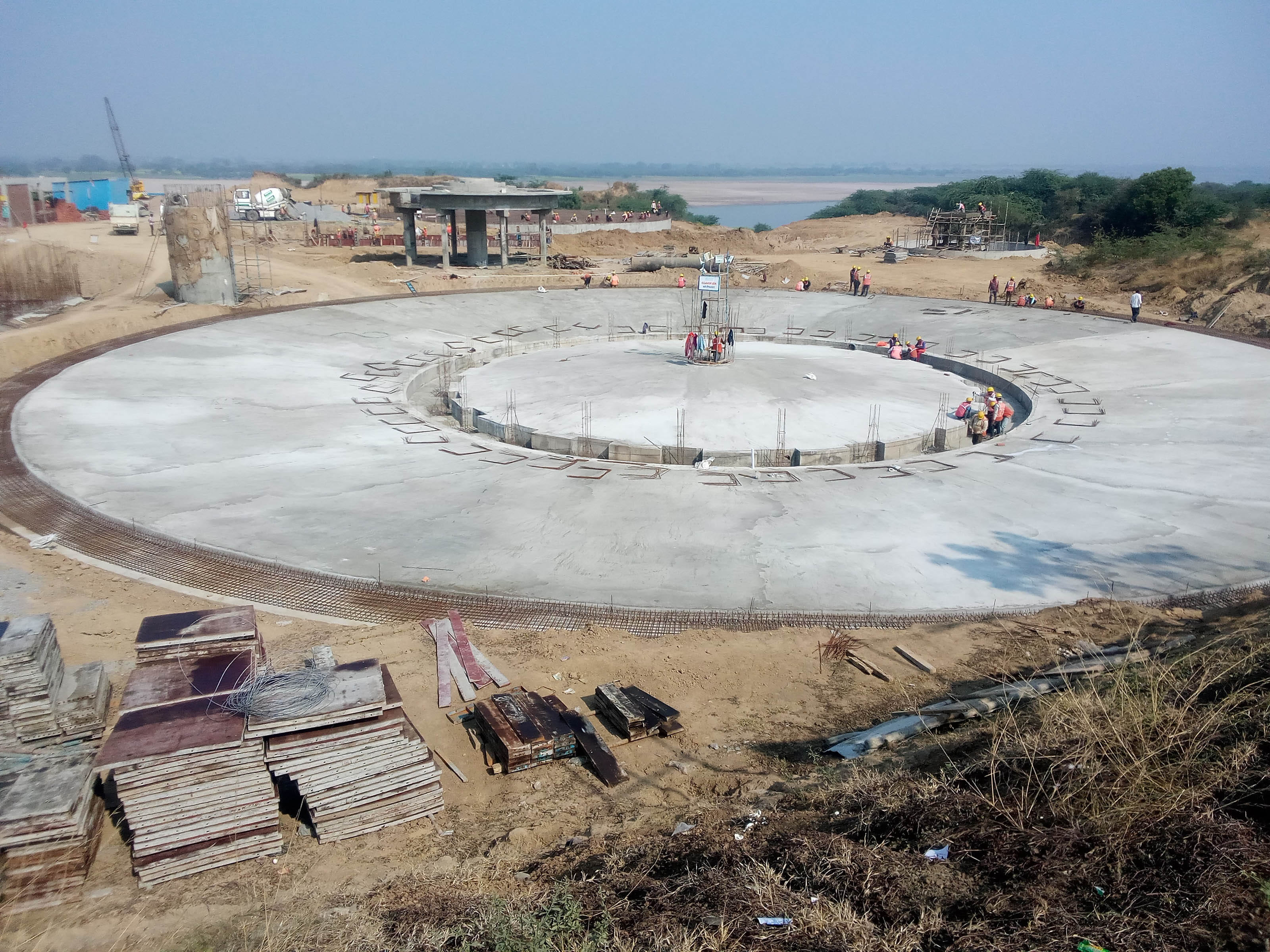 पत्योरा में निर्माणाधीन वाटर ट्रीटमेंट प्लांट में क्रेरीफायर डेम। पत्योरा में निर्माणाधीन वाटर ट्रीटमेंट प्लांट में क्रेरीफायर डेम।