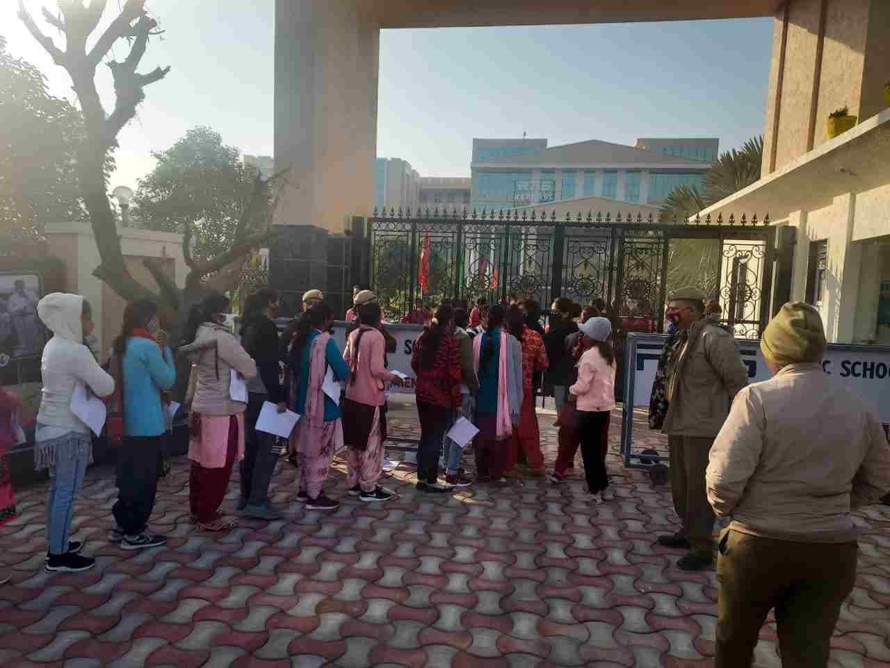 दस्तावेजों की जांच के लिए परीक्षा केंद्र के बाहर खड़ी महिलाएं। संवाद दस्तावेजों की जांच के लिए परीक्षा केंद्र के बाहर खड़ी महिलाएं। संवाद