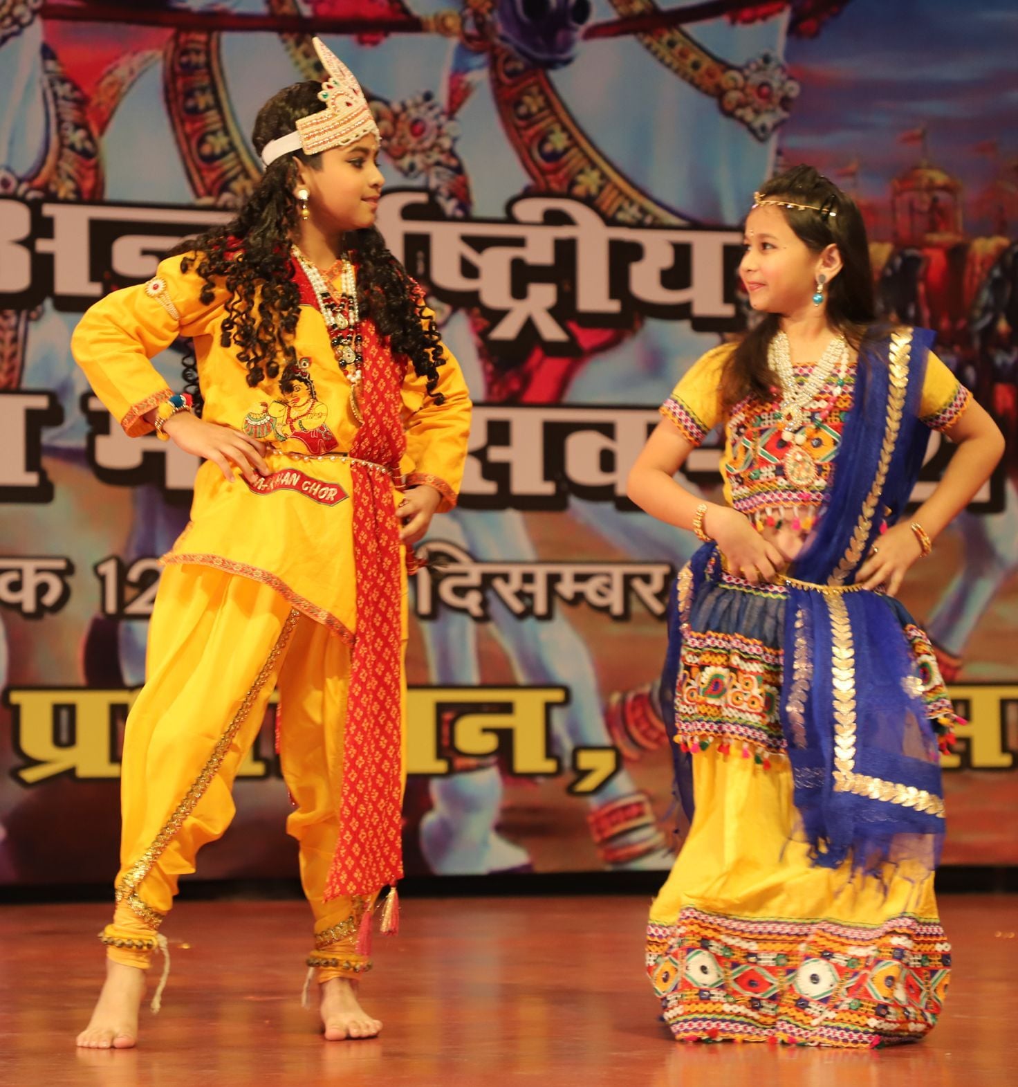 राधा- कृष्ण लीला का चित्रण करते बच्चे।