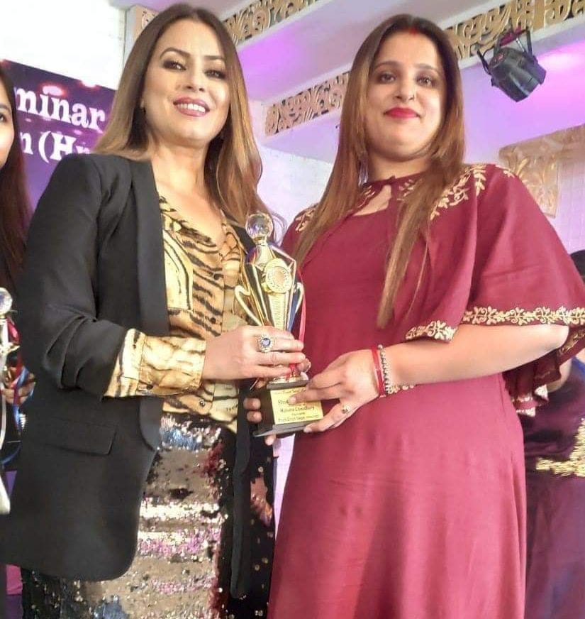 दिल्ली में सिने स्टार महिमा चौधरी से सम्मानित होती रेशम मेहरोत्रा, फाइल फोटो। संवाद दिल्ली में सिने स्टार महिमा चौधरी से सम्मानित होती रेशम मेहरोत्रा, फाइल फोटो। संवाद