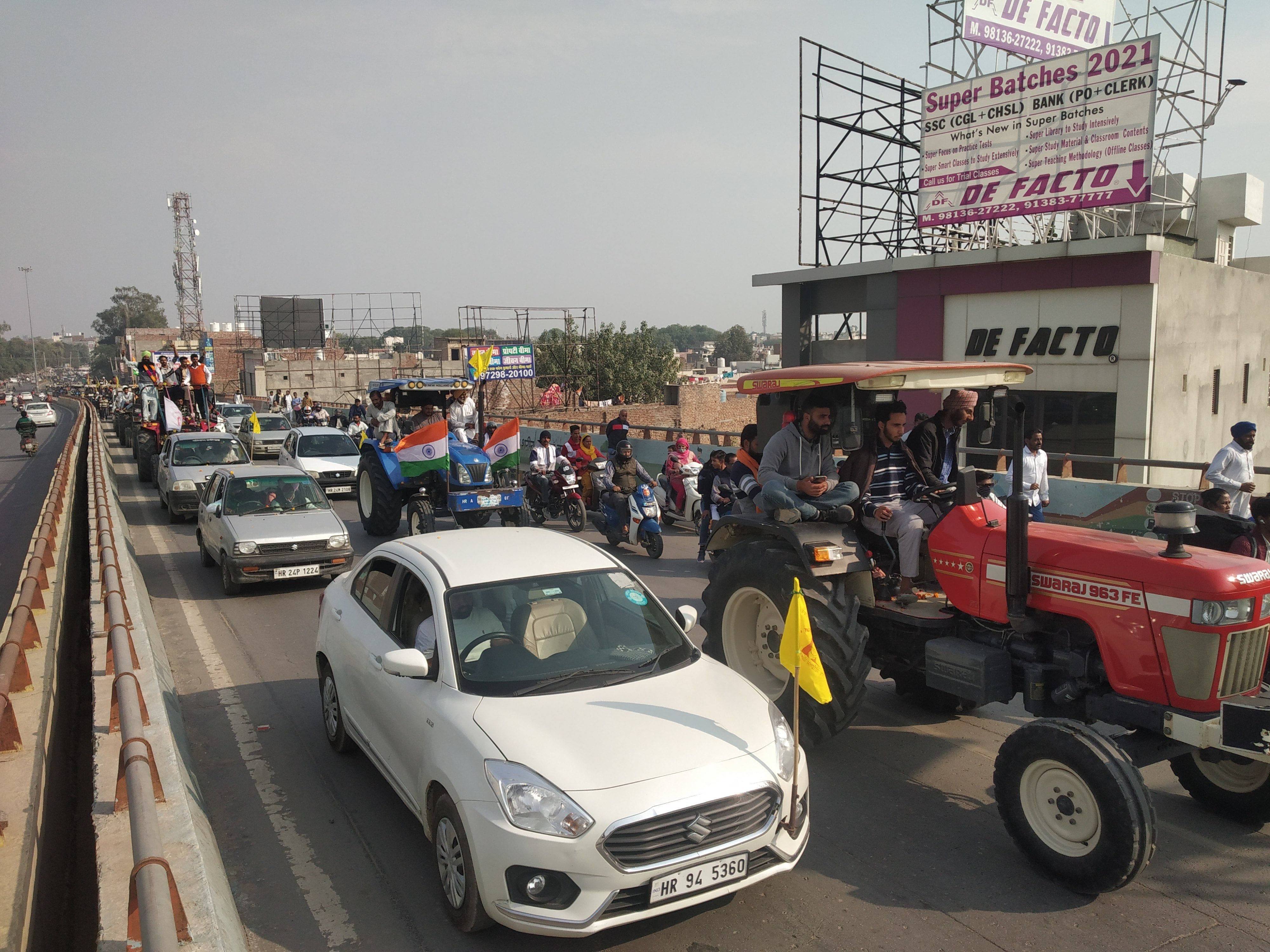 ओवर ब्रिज से विजय यात्रा निकालते किसान। 