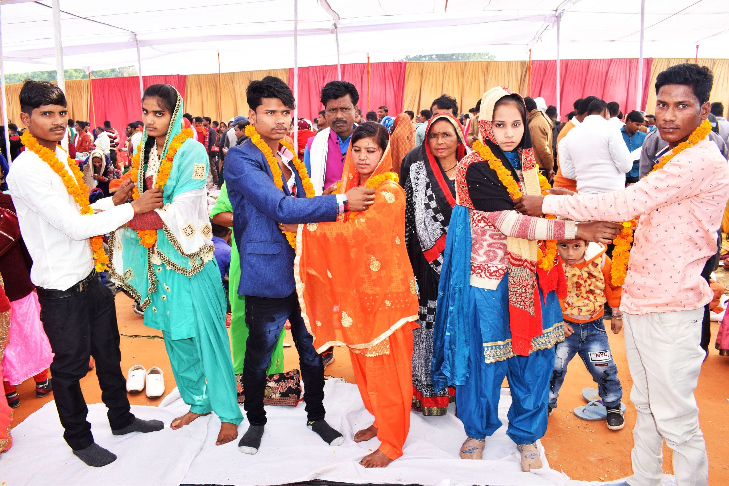 शाहजहांपुर के ओसीएफ रामलीला मैदान पर आयोजित सामूहिक विवाह कार्यक्रम में एक दूसरे के गले में जयम? शाहजहांपुर के ओसीएफ रामलीला मैदान पर आयोजित सामूहिक विवाह कार्यक्रम में एक दूसरे के गले में जयम?