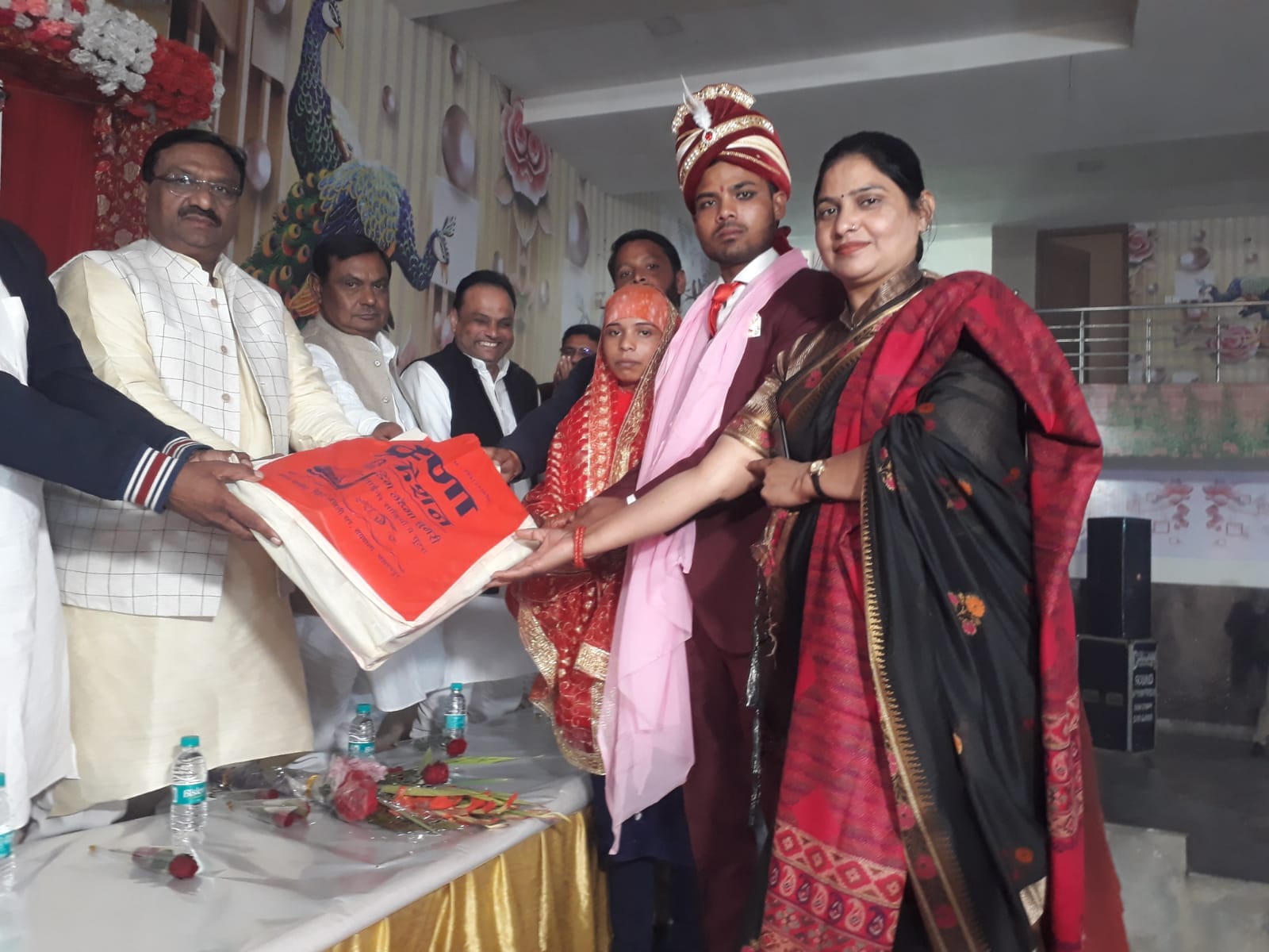 सरसावा में नव विवाहित जोड़े को उपहार भेंट करते आयुष मंत्री डा धर्म सिंह सैनी