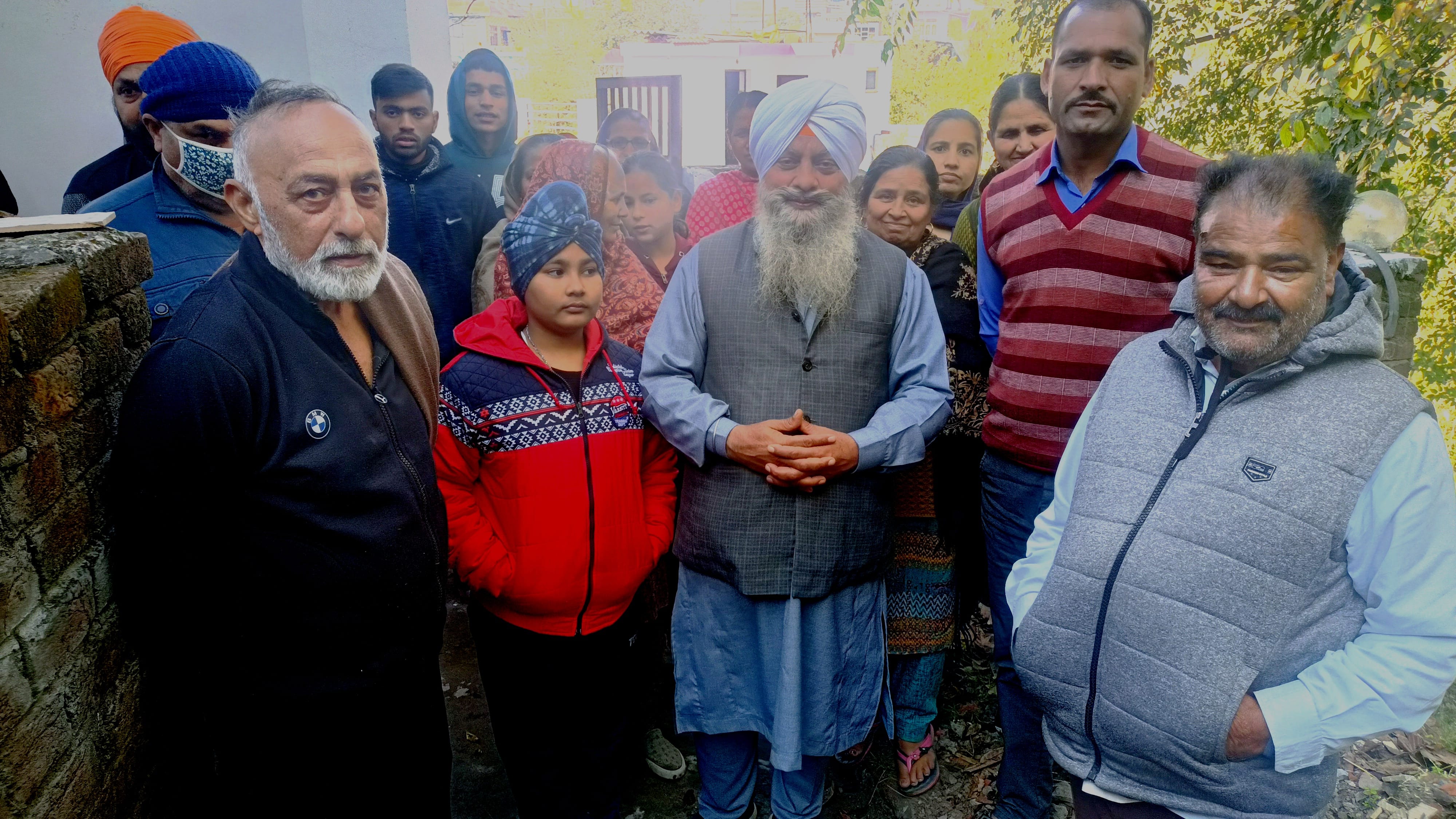 उधमपुर के गुरु तेग बहादुर नगर में पानी से निकले पक्षियों के अंग व परेशानी रखते स्थानीय निवासी उधमपुर के गुरु तेग बहादुर नगर में पानी से निकले पक्षियों के अंग व परेशानी रखते स्थानीय निवासी