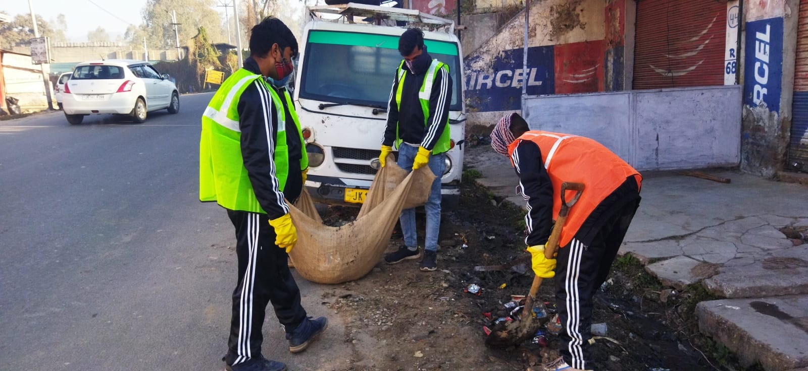 उधमपुर में सेना व प्रशासन की तरफ से छेड़े गए अभियान में हिस्सा लेते जवान व अन्य संस्था के सदस्य उधमपुर में सेना व प्रशासन की तरफ से छेड़े गए अभियान में हिस्सा लेते जवान व अन्य संस्था के सदस्य