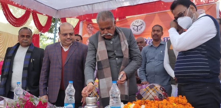 मऊपारा गांव में मुफ्त राशन वितरण कार्यक्रम का दीप जलाकर शुभारंभ करते राज्य मंत्री रणवेंद्र प्रत