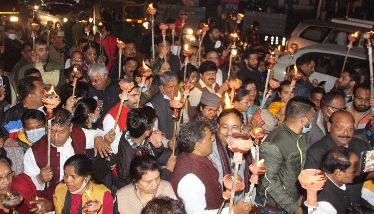 Le Congrès a sorti une procession aux flambeaux en l’honneur de la cérémonie de Priyadarshini Shaurya Samman