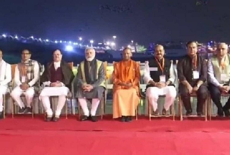 Visite du PM Modi Varanasi: classe de réunion des ministres en chef en croisière après avoir regardé Ganga Aarti Pm Modi