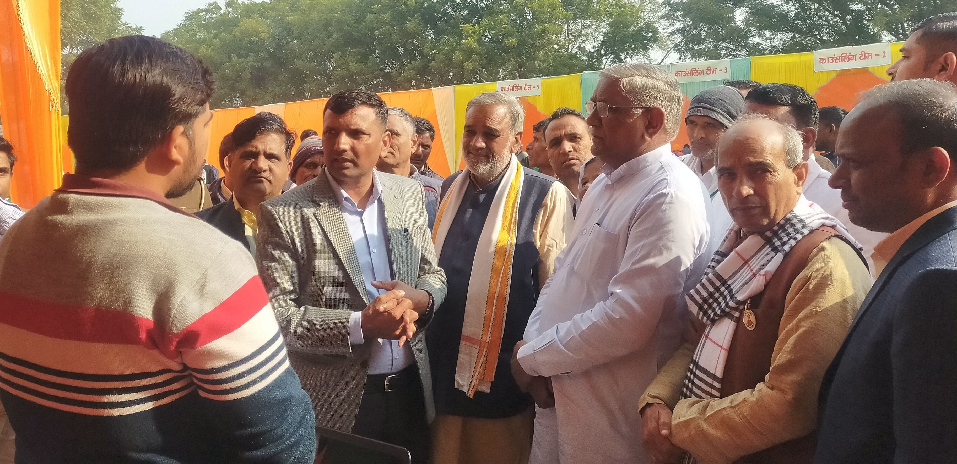  कनीना में अंत्योदय मेले का जायजा लेते विधायक सीताराम यादव। संवाद
