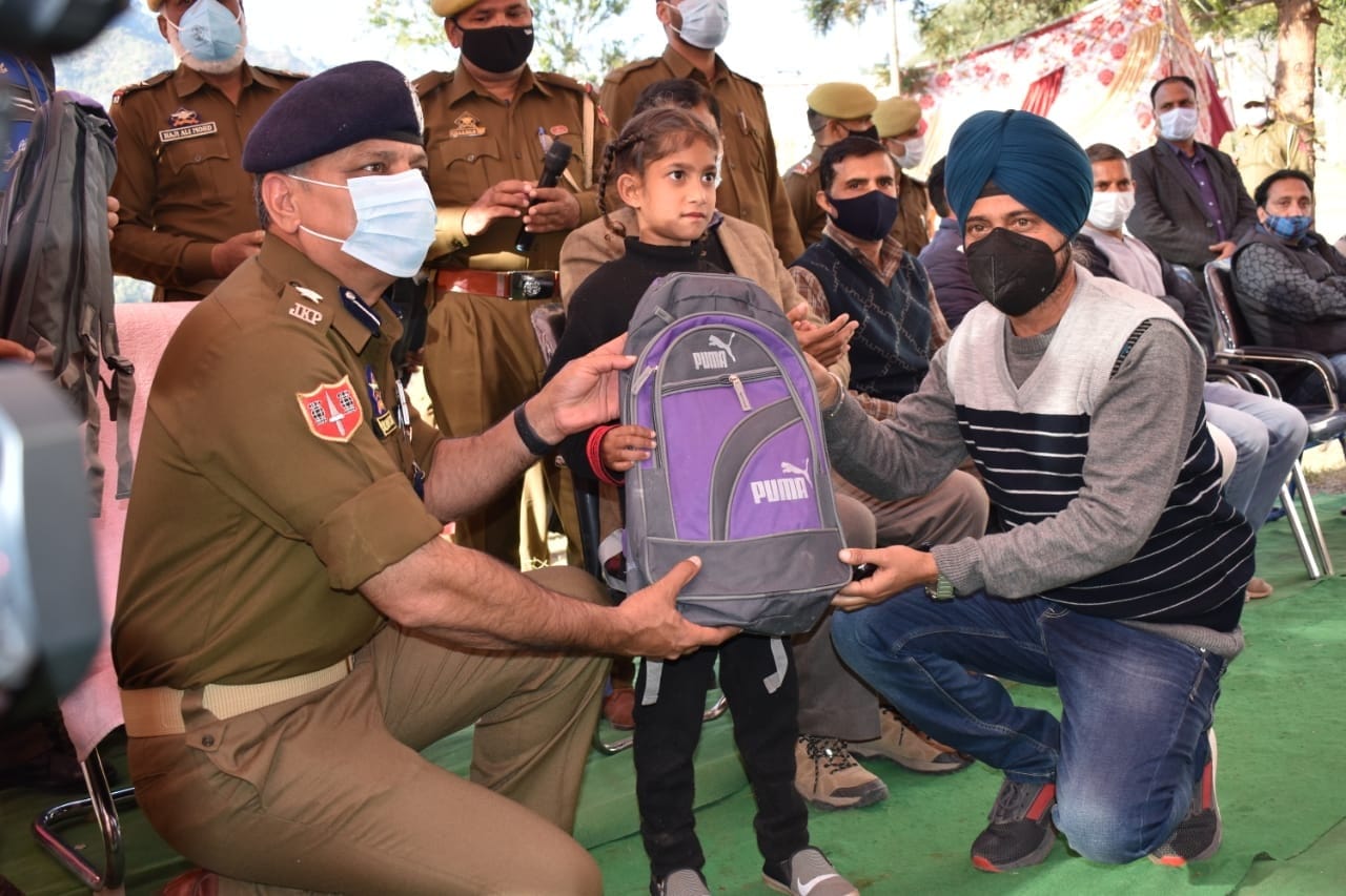 अरनास में छात्राओं को स्कूल बैग व अन्य सामाग्री देते हुए एसएसपी रियासी व अन्य। अरनास में छात्राओं को स्कूल बैग व अन्य सामाग्री देते हुए एसएसपी रियासी व अन्य।