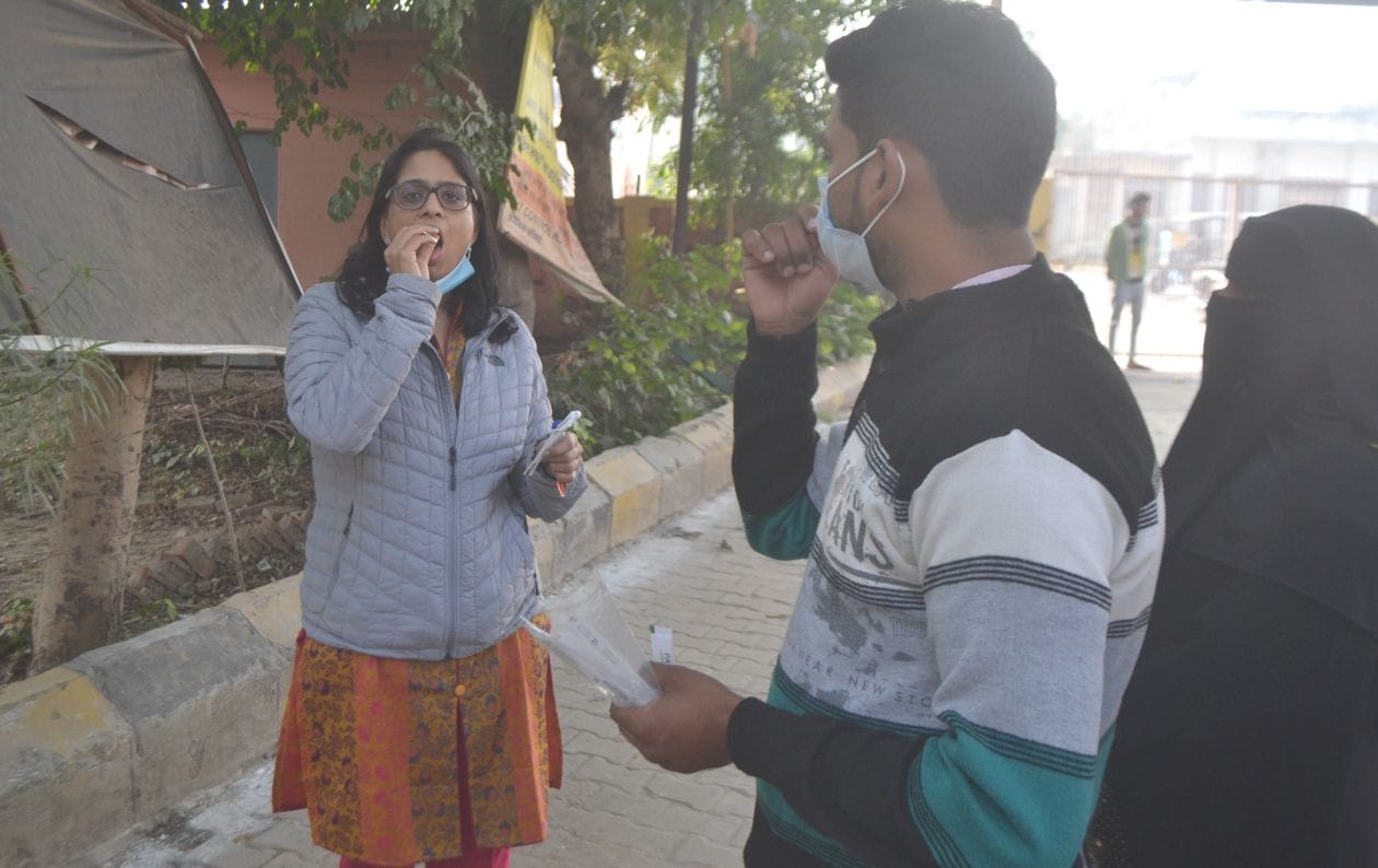 यह कैसी कोरोना की जांच - गढ़ रोड स्थित सरकारी अस्पताल में युवती को बताकर जांच कराता स्वास्थ्यकर्म यह कैसी कोरोना की जांच - गढ़ रोड स्थित सरकारी अस्पताल में युवती को बताकर जांच कराता स्वास्थ्यकर्म