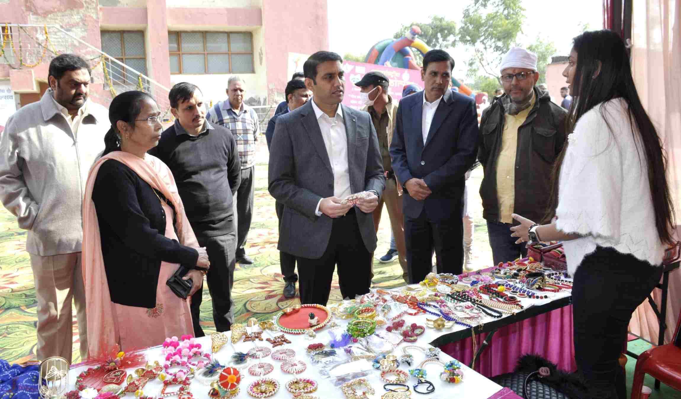 सेमिनार का अवलोकन करते उपायुक्त अजय कुमार। संवाद सेमिनार का अवलोकन करते उपायुक्त अजय कुमार। संवाद