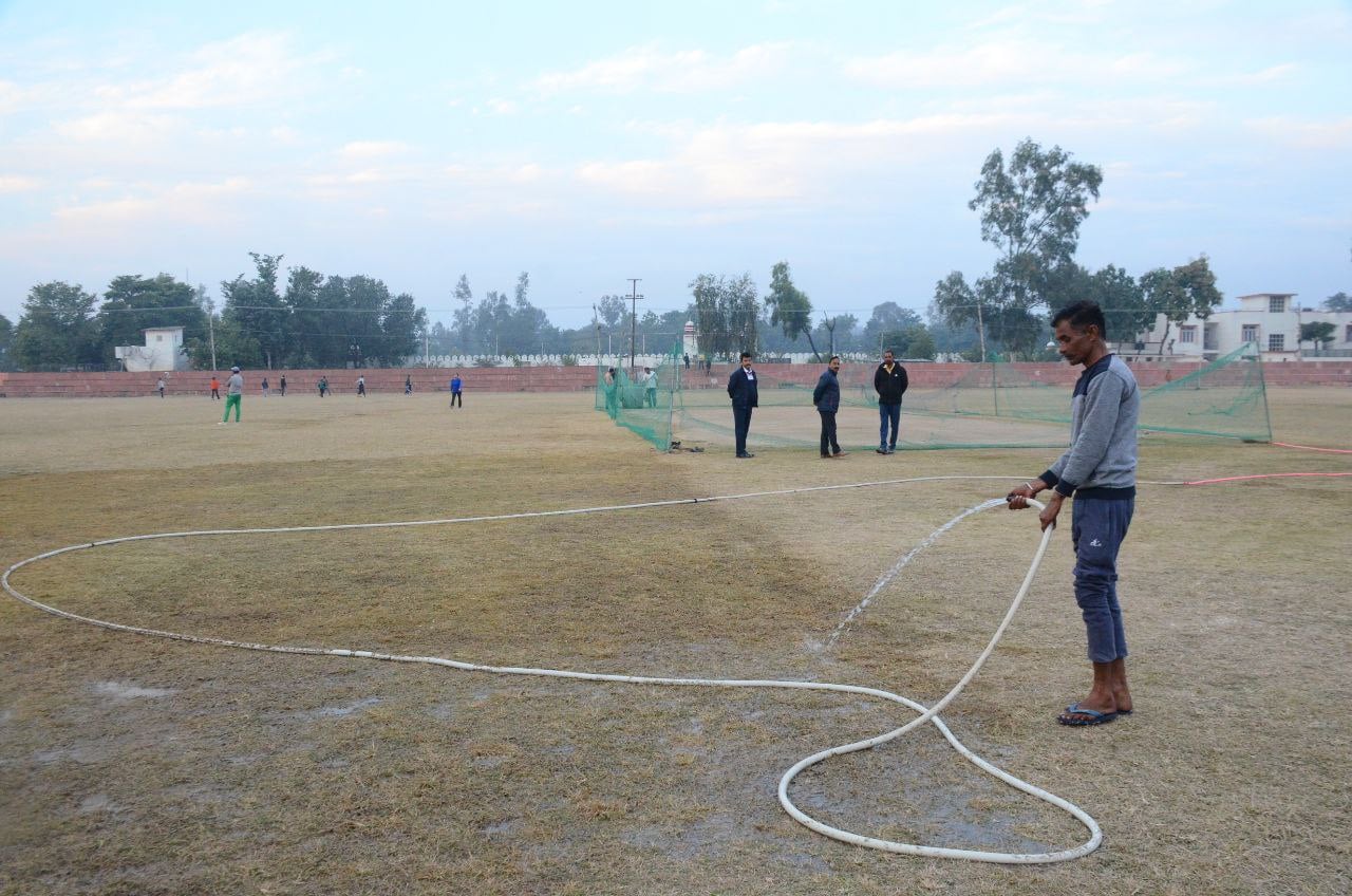 स्पोर्टस स्टेडियम के मैदान को बेहतर बनाने में लगा स्टाफ। संवाद स्पोर्टस स्टेडियम के मैदान को बेहतर बनाने में लगा स्टाफ। संवाद