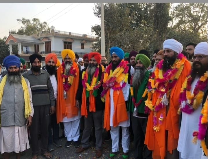 बाजपुर में विजय यात्रा का स्वागत करते किसान। बाजपुर में विजय यात्रा का स्वागत करते किसान।