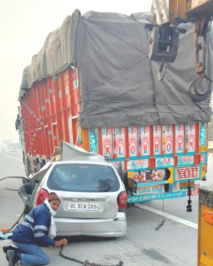यमुना एक्सप्रेसवे पर हादसे में क्षतिग्रस्त कार को निकालने का प्रयास करता कर्मी। संवाद यमुना एक्सप्रेसवे पर हादसे में क्षतिग्रस्त कार को निकालने का प्रयास करता कर्मी। संवाद