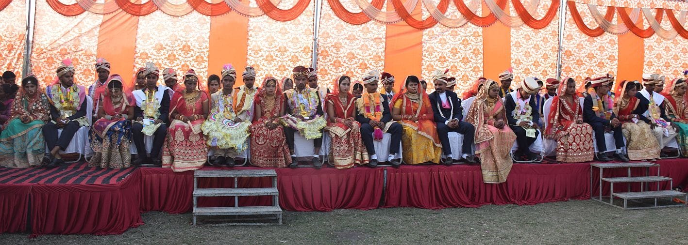 रुद्रपुर ट्रांजिट कैंप स्थित मंडप में मौजूद नव वर-वधुएं। रुद्रपुर ट्रांजिट कैंप स्थित मंडप में मौजूद नव वर-वधुएं।