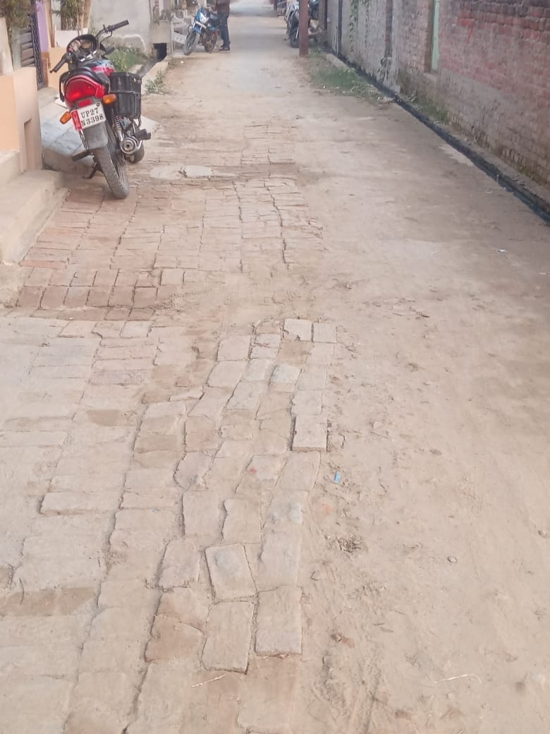रसूलपुर जहानगंज की एक गली में पड़ा पड़ंजा