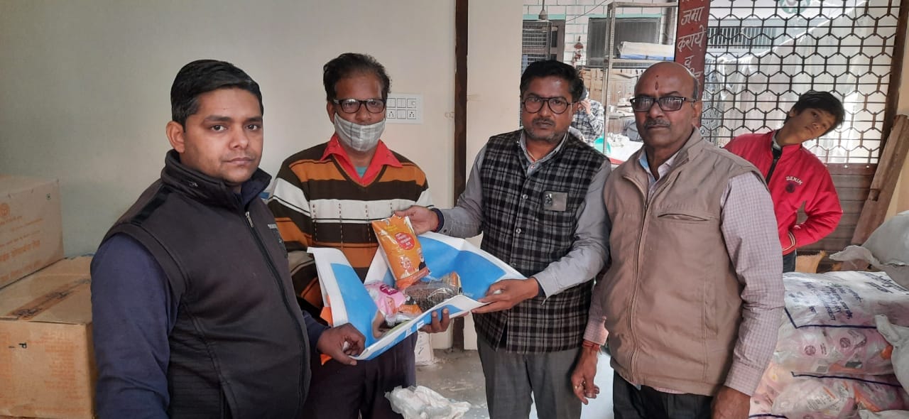 खतौली में राशन डीलर के यहां राशन लेते हुए उपभोक्ता। खतौली में राशन डीलर के यहां राशन लेते हुए उपभोक्ता।