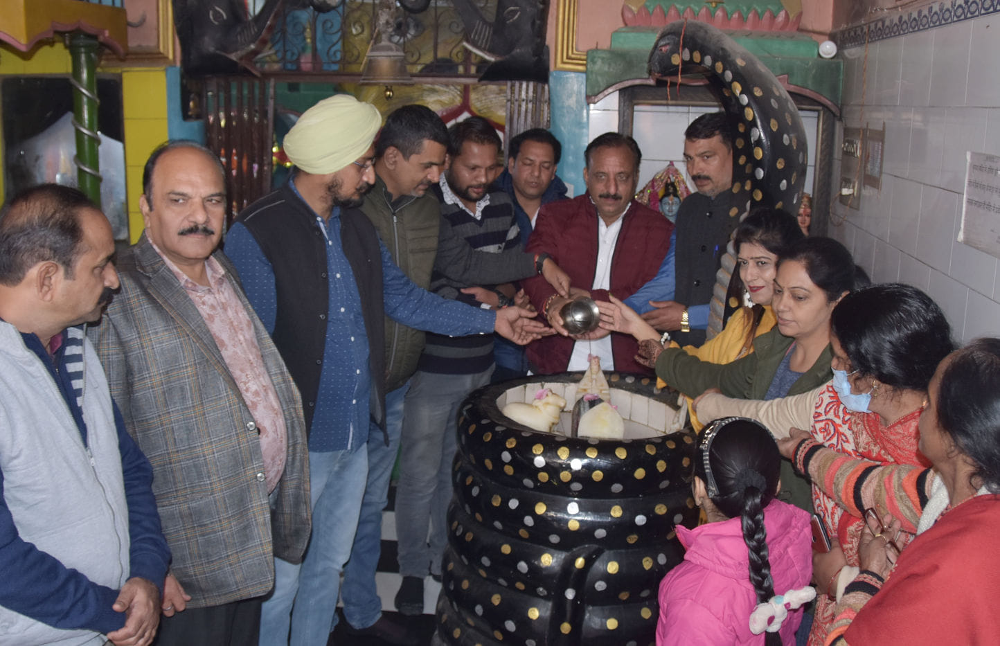 गोविन्द नगर काली मन्दिर में शिव जलाभिषेक करते पूर्व विधायक व भाजपा कार्यकर्ता गोविन्द नगर काली मन्दिर में शिव जलाभिषेक करते पूर्व विधायक व भाजपा कार्यकर्ता