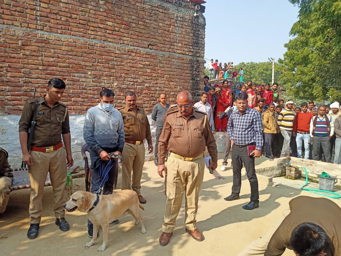 घटनास्थल पर जांच करती डॉग स्कॉयड की टीम