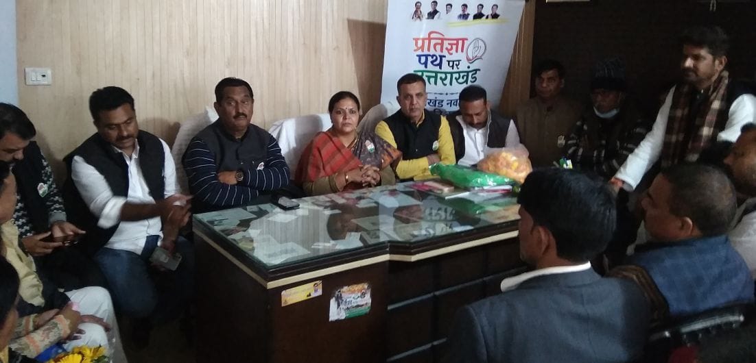 रुद्रपुर में कार्यकर्ताओं के साथ बैठक करती उत्तराखंड सह प्रभारी दीपिका पांडेय सिंह।