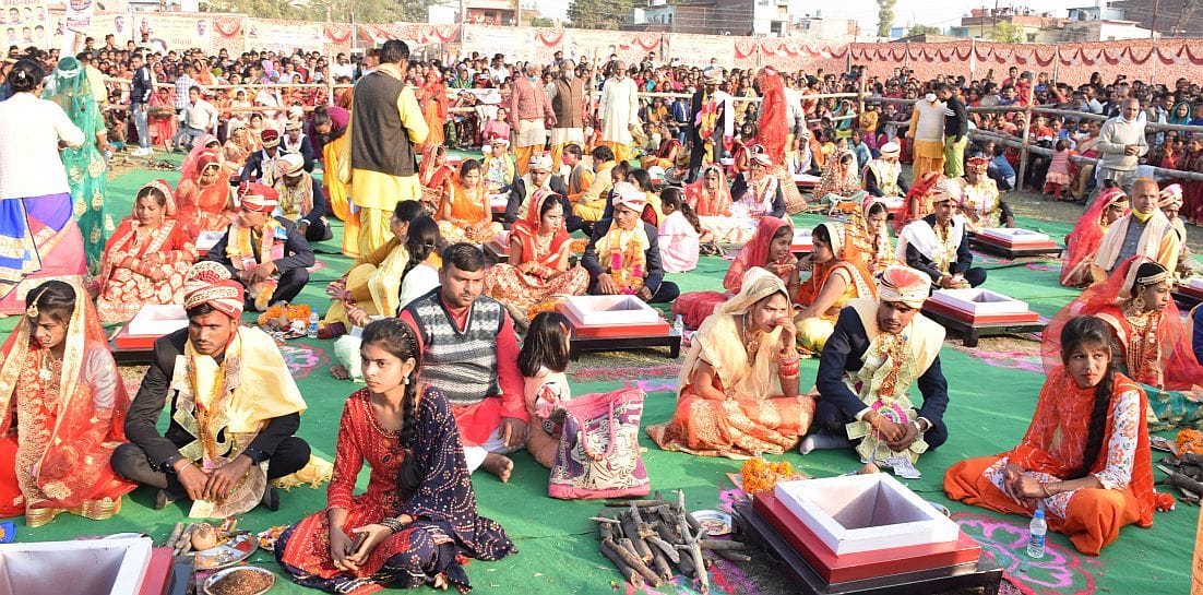 रुद्रपुर ट्रांजिट कैंप में मंडप पर नव वर-वधुओं का विवाह कराते गायत्री परिवार के लोग। रुद्रपुर ट्रांजिट कैंप में मंडप पर नव वर-वधुओं का विवाह कराते गायत्री परिवार के लोग।