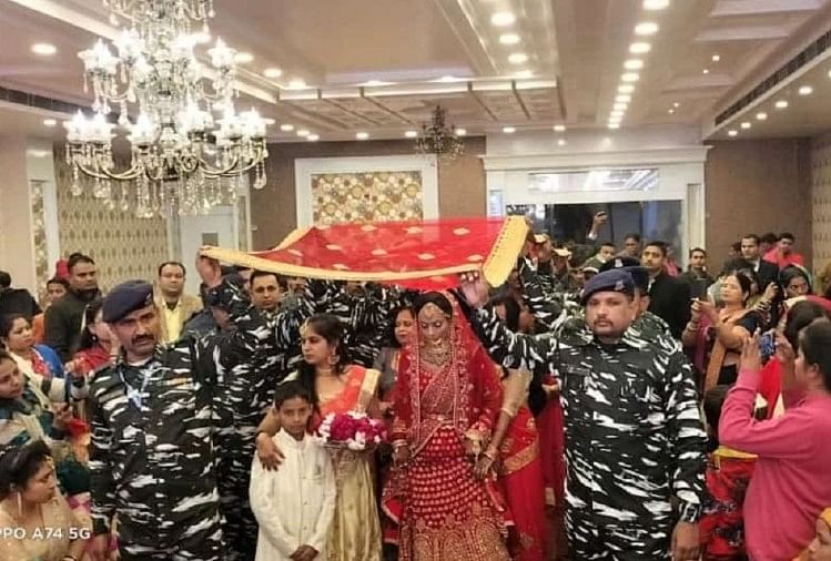 शहीद की बहन की शादी में शामिल हुए CRPF जवान
