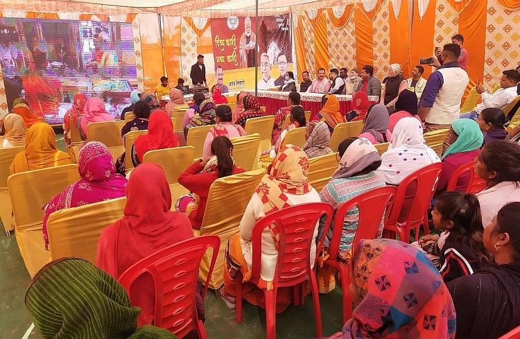 Penduduk desa melakukan darshan langsung dari kuil Kashi Vishwanath Program Kebudayaan. – Penduduk desa melakukan darshan langsung dari kuil Kashi Vishwanath