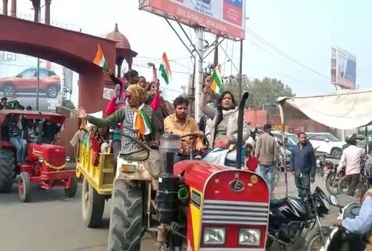 Des villageois protestent contre le collecteur pour la non-construction de drains dans le village d’Agra de Dhanauli