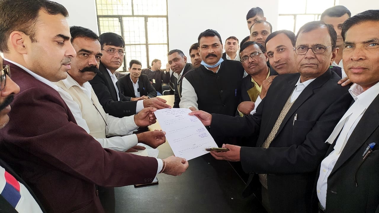 अमरोहा कचहरी में चुनाव अधिकारी को नामांकन पत्र देते अध्यक्ष पद के प्रत्याशी कृपाल सिंह यादव।