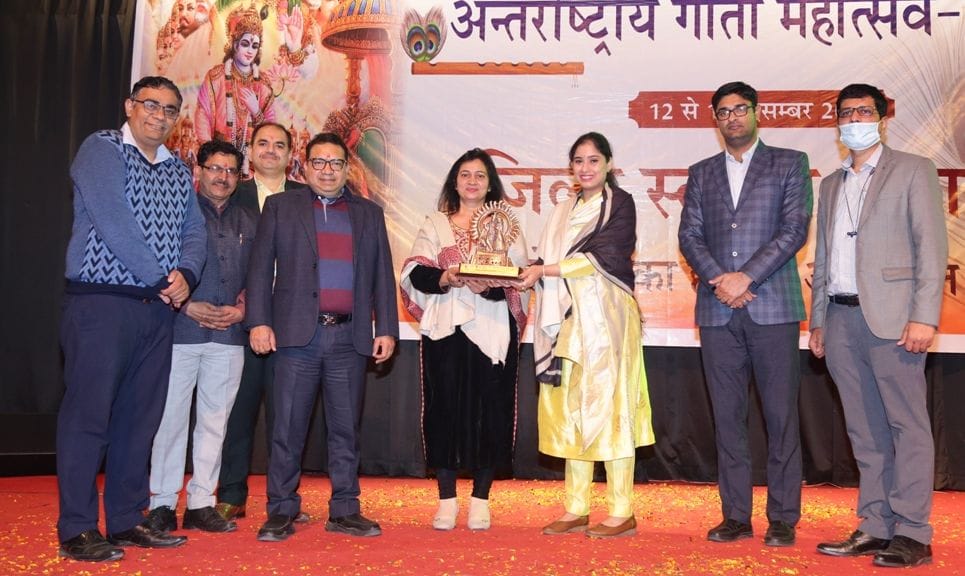 पानीपत। कार्यक्रम के पहुंची मुख्य अतिथि अवनीत कौर को सम्मानित करते हुई एडीसी व साथ में मौजूद अन्?