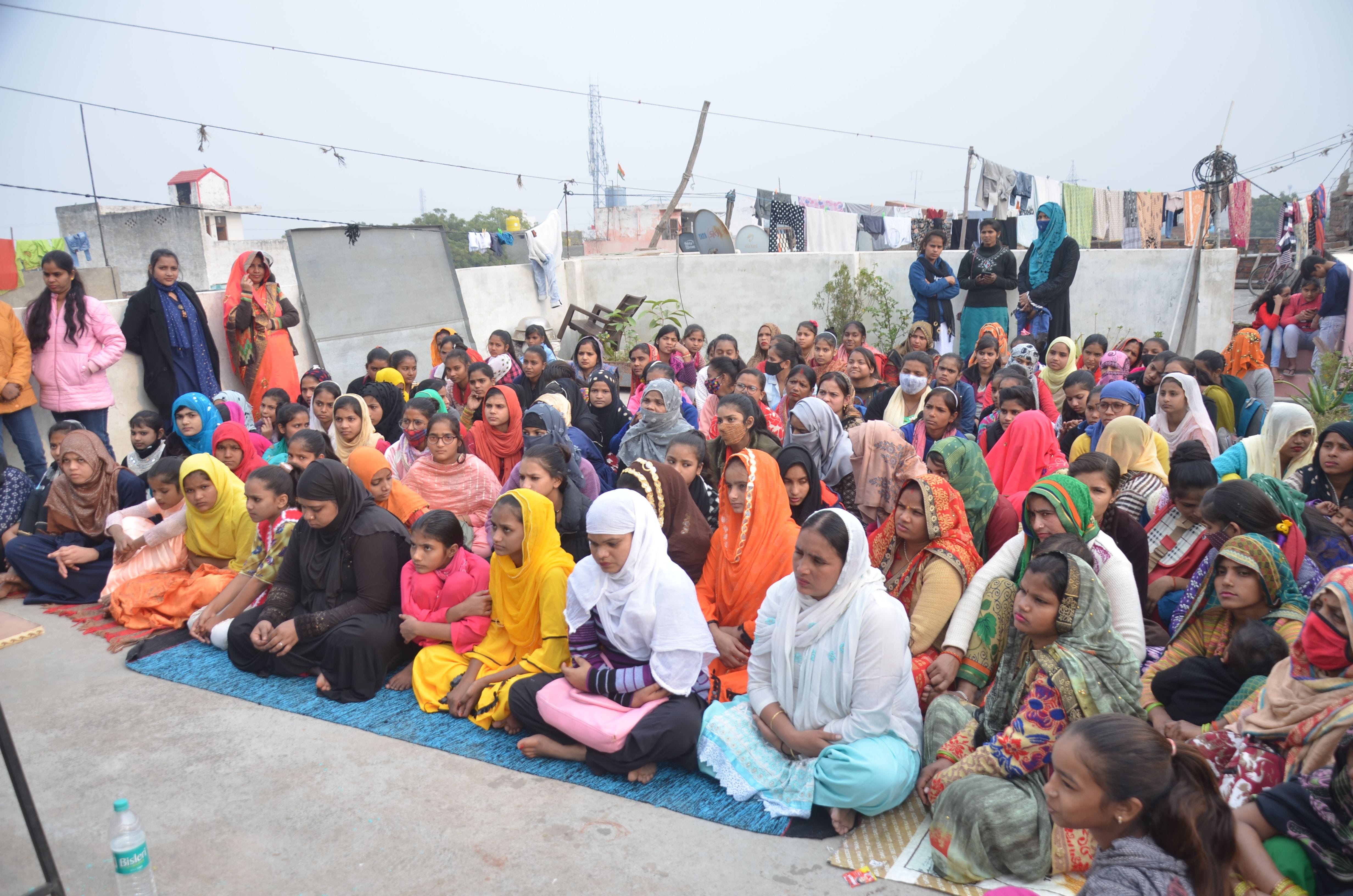 अमर उजाला अपराजिता के प्रशिक्षण शिविर में उपस्थित महिलाएं। अमर उजाला अपराजिता के प्रशिक्षण शिविर में उपस्थित महिलाएं।