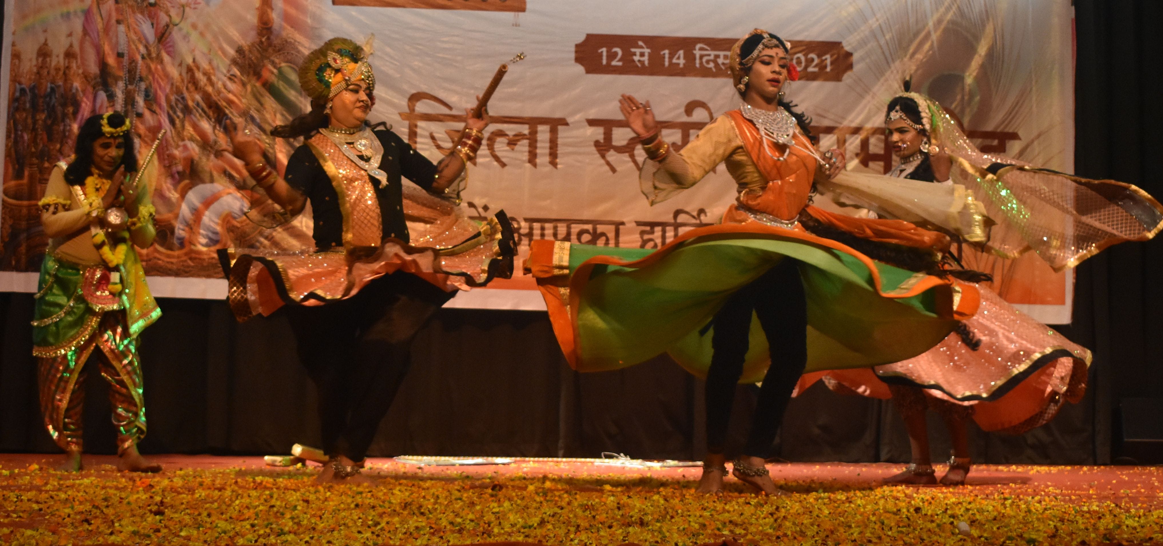 पानीपत। आर्य कॉलेज के सभागार में आयोजित जिला स्तरीय गीता महोत्सव के दौरान प्रस्तुति देते हुए कल?